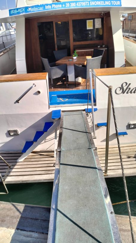 Passerella dello Yacht Shalimar IV Entrata a una barca con rampa e tavolo all'aperto visibile all'interno.