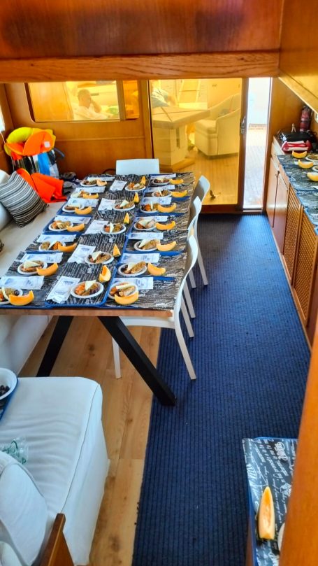 Yacht Shalimar IV Tavolo apparecchiato con piatti e tazze in un ambiente interno accogliente.